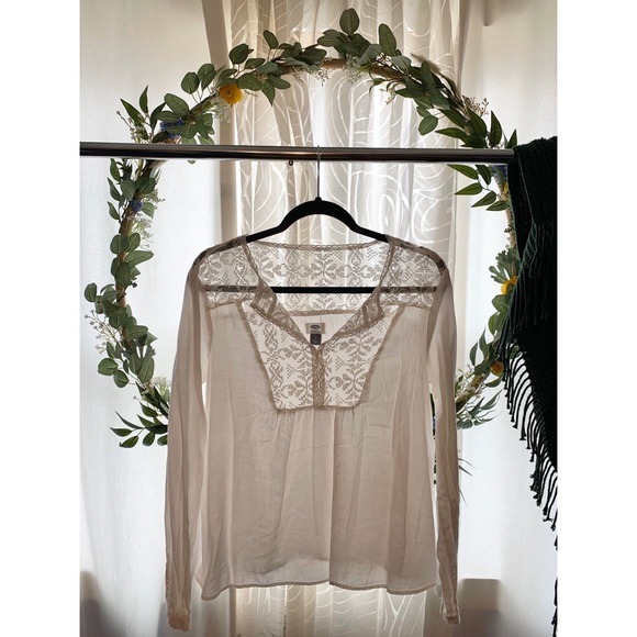 White, long sleeve top. - Picture 1 of 4